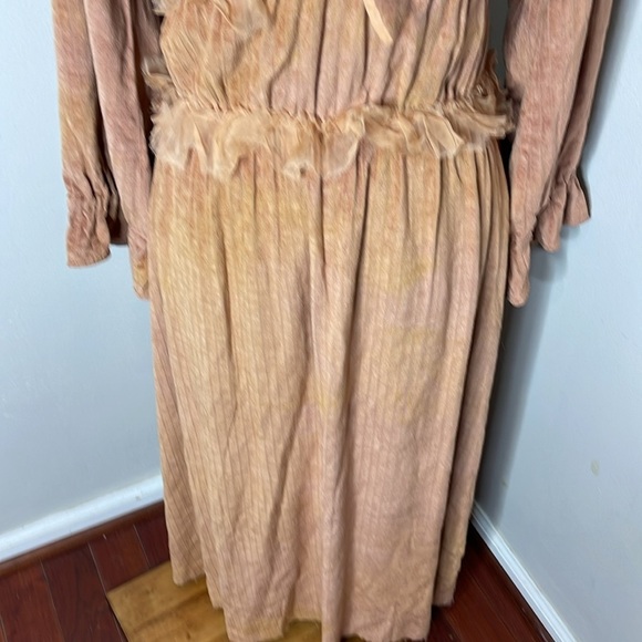 A Tentative Atelier Velvet Cottagecore Dress - Picture 7 of 9